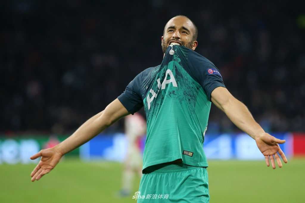 小卢卡斯与孙兴慜忘情相拥庆祝这史诗般的胜利，英雄惜英雄