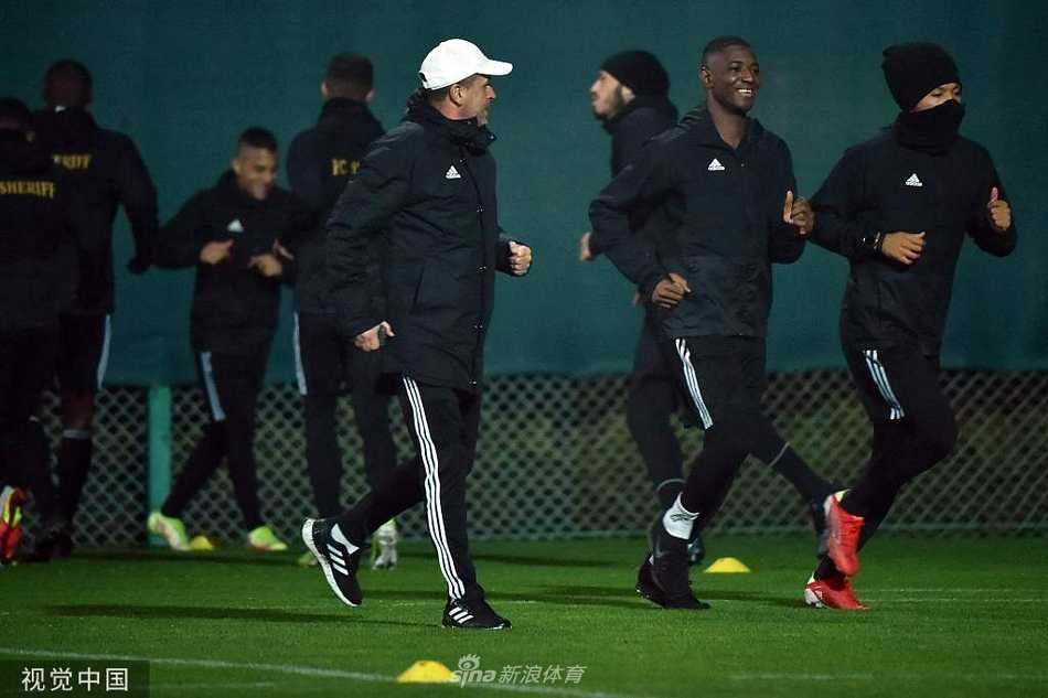 教练组的战术板上画满了复杂的跑动路线，球员们聚精会神地聆听讲解，每一个细节都被反复打磨，试图在下一场搏杀中为对手布下天罗地网。