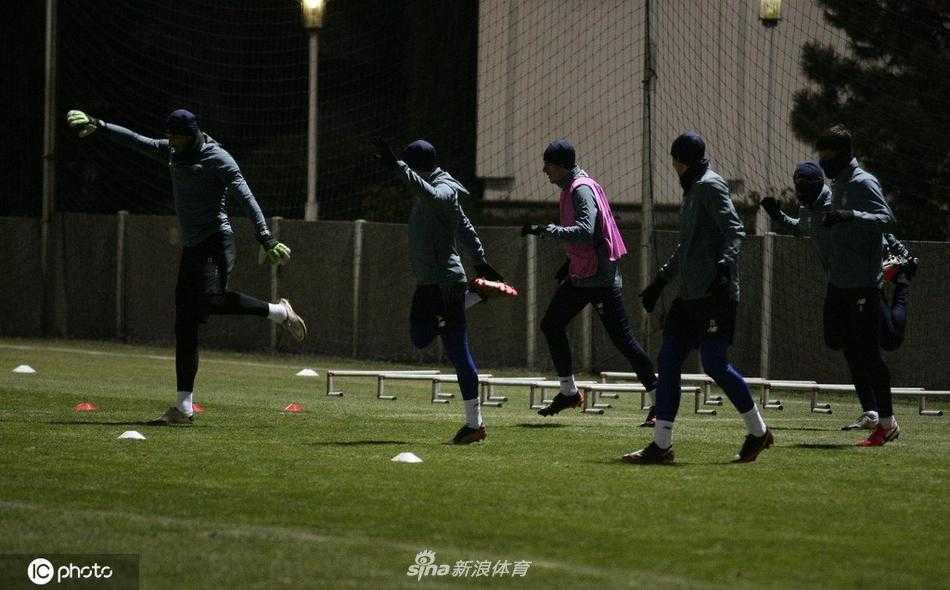 寒风中的传球练习充满了力量感，中场球员沙帕连科一脚精准的贴地长传穿透了寒冷的空气，将球稳稳送到队友脚下，他的面部肌肉因发力而紧绷。