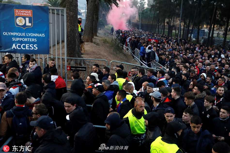 在防暴警察组成的人墙对面，里昂球迷试图冲破隔离，现场气氛一度紧张，但焰火依然在人群中零星绽放