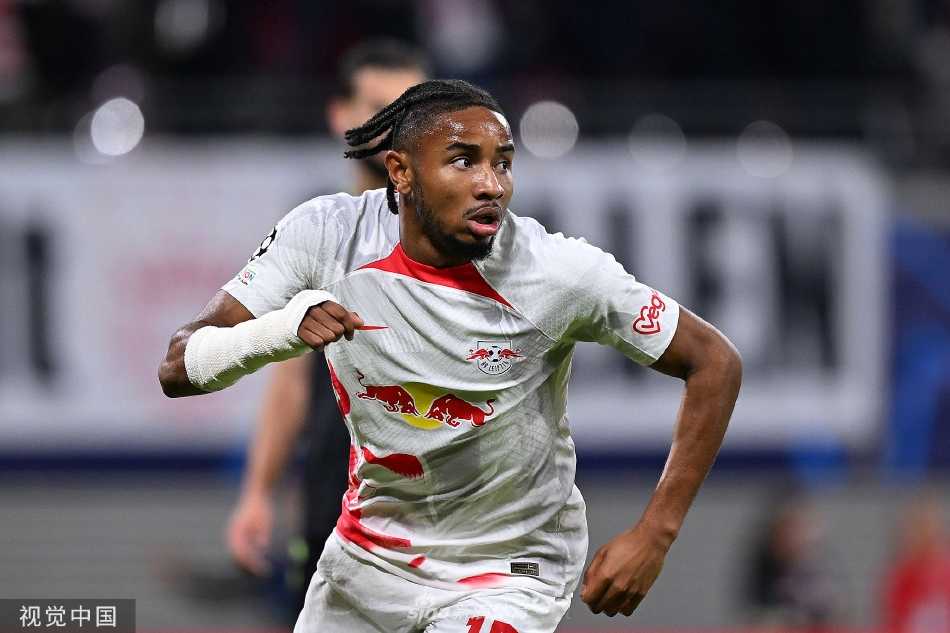 恩昆库破门瞬间振臂怒吼，身后皇马后卫茫然目送皮球入网