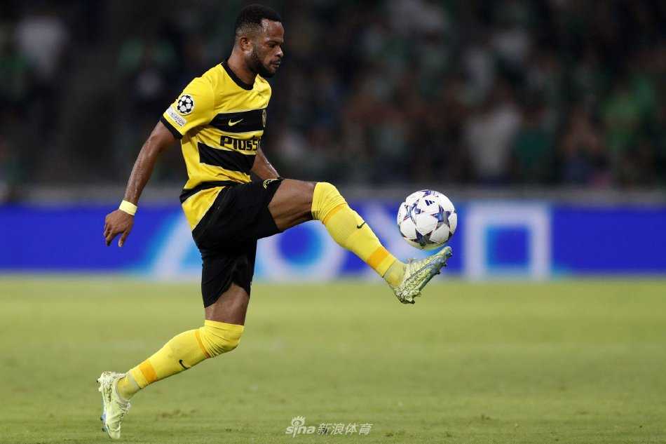 比赛结束瞬间，双方球员神情迥异，有人仰天长叹双手掩面，有人与队友击掌相庆，背景里看台光影交错，凝聚着一夜激战的所有情感。