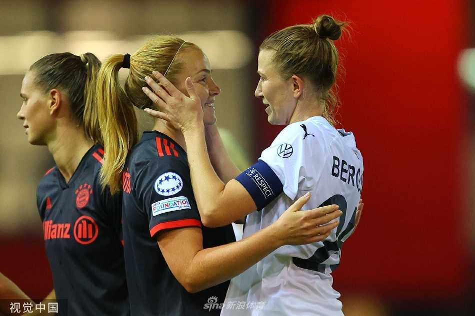 拜仁慕尼黑女足的主教练在场边神情严肃地指挥比赛，他正用手势向场上的队员传达战术指令