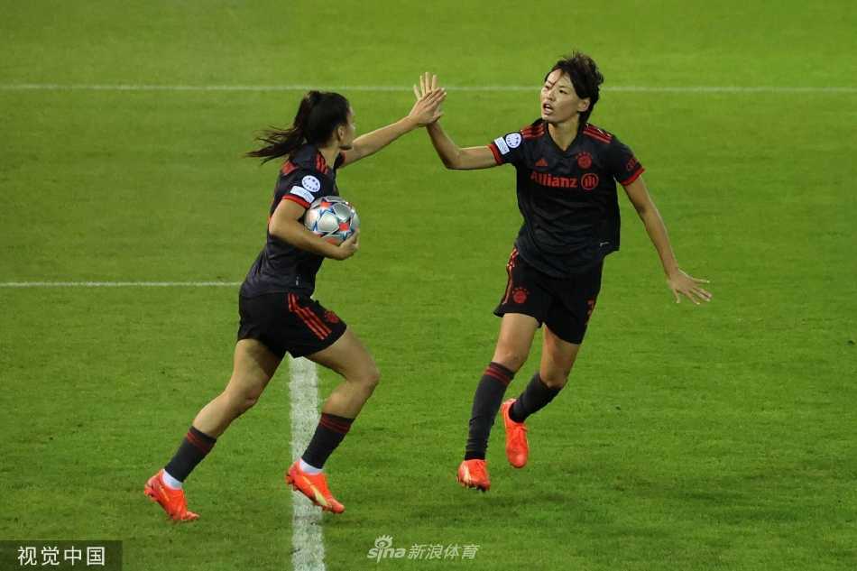 比赛结束后，拜仁女足队员们肩并肩走向看台，向一如既往支持他们的主场球迷鼓掌致谢