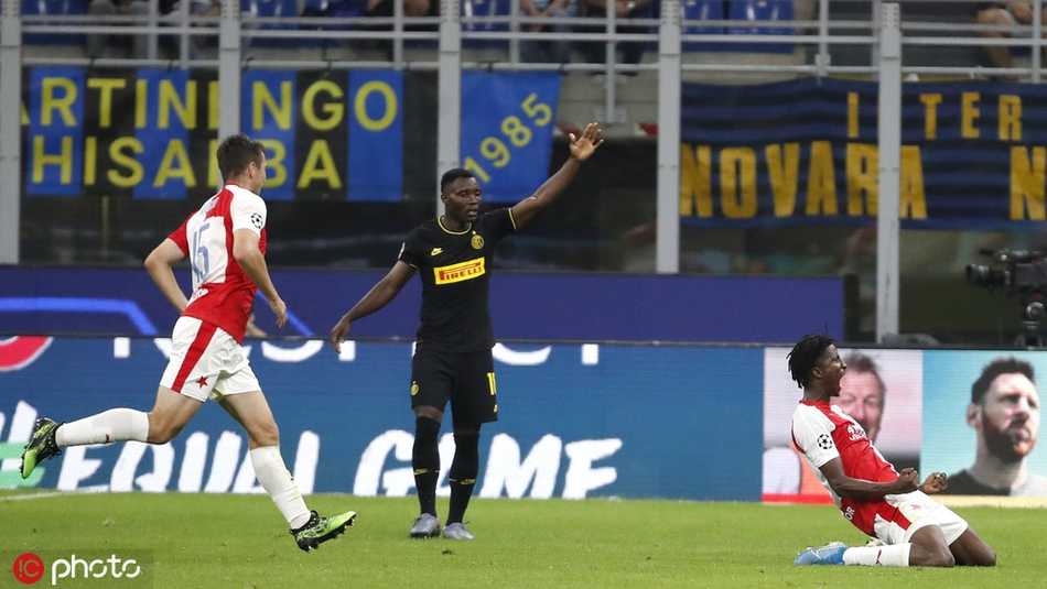 进球功臣巴雷拉张开双臂激情滑跪，脸上洋溢着拯救球队后的狂喜与释放