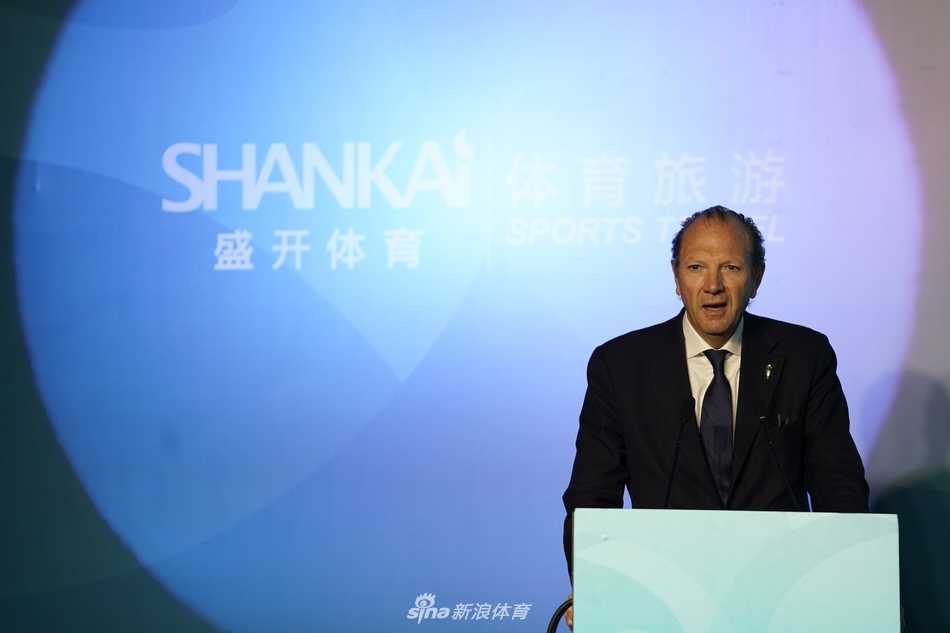 欧足联官方款待计划总监菲利普·马格拉夫先生正在台上慷慨激昂地致辞，他的手势有力，背景的大屏幕上投射出欧洲杯的官方标志，这一刻，他的讲话将中国与欧洲的足球热情紧密联结。