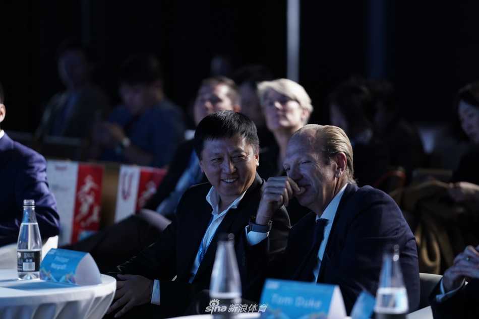 欧足联官员菲利普·马格拉夫与盛开体育CEO冯涛共同握住刀具，切开写着“欧洲杯六十周年华诞”的精致蛋糕，两人面带笑容，这一甜蜜的瞬间宣告着大中华区票务发售正式启动，梦想即将照进现实。