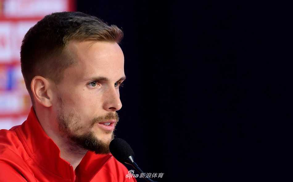 欧洲杯前最后的集结:波兰国家队奥帕莱尼察备战纪实 波兰主帅保罗·索萨在新闻发布厅的聚光灯下神情专注,举手投足间透着葡萄牙教头的睿智与严谨