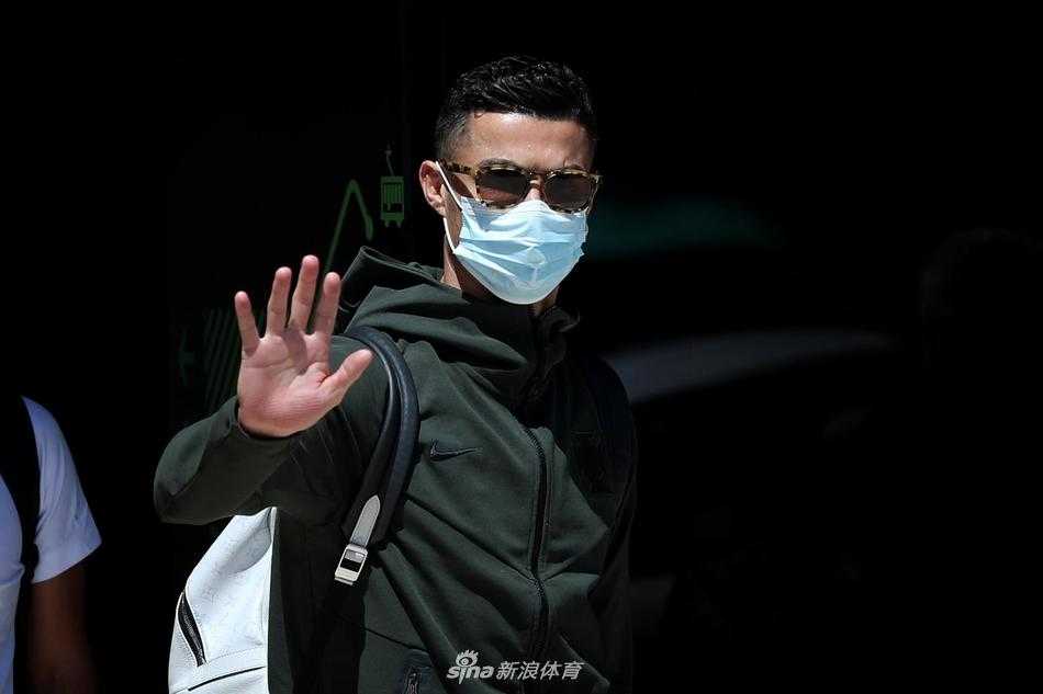 瑞士门将索默扑出姆巴佩点球后瞬间振臂高呼，他舒展的身体和挥舞的拳头铸成了一道不可逾越的城墙，这一刻他亲手将瑞士队送入了创造历史的殿堂。