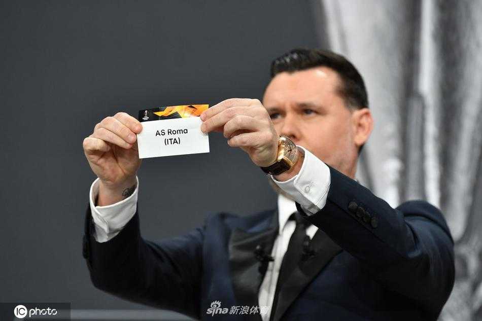 抽签现场的嘉宾小心翼翼地展开手中的纸条，上面的队名如同点燃引线的火种，瞬间在与会者的眼神中引爆了惊喜或凝重的复杂情绪。