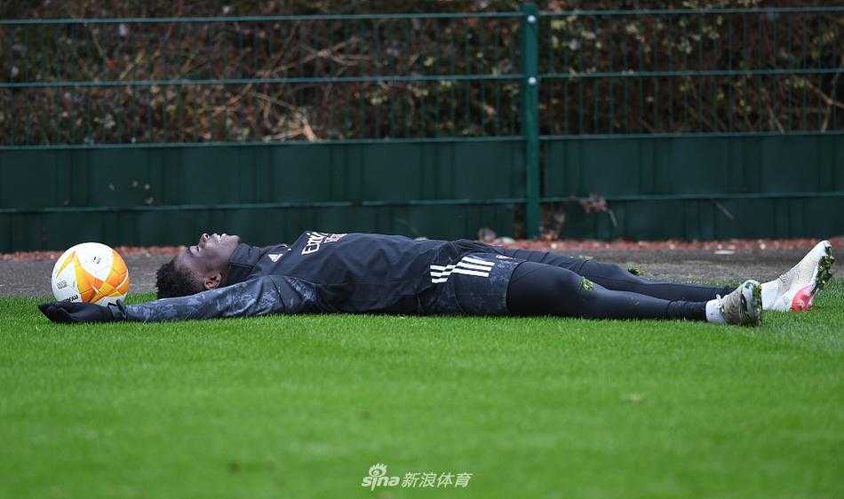 阳光穿过云层洒在训练场上，阿尔特塔神情专注地向球员们面授机宜，他的战术板勾勒出击败对手的清晰蓝图