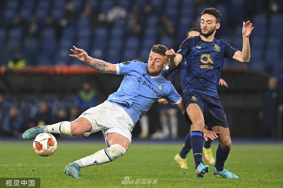 波尔图球员乌里韦打入反超进球后兴奋地滑跪庆祝，队友飞奔而来
