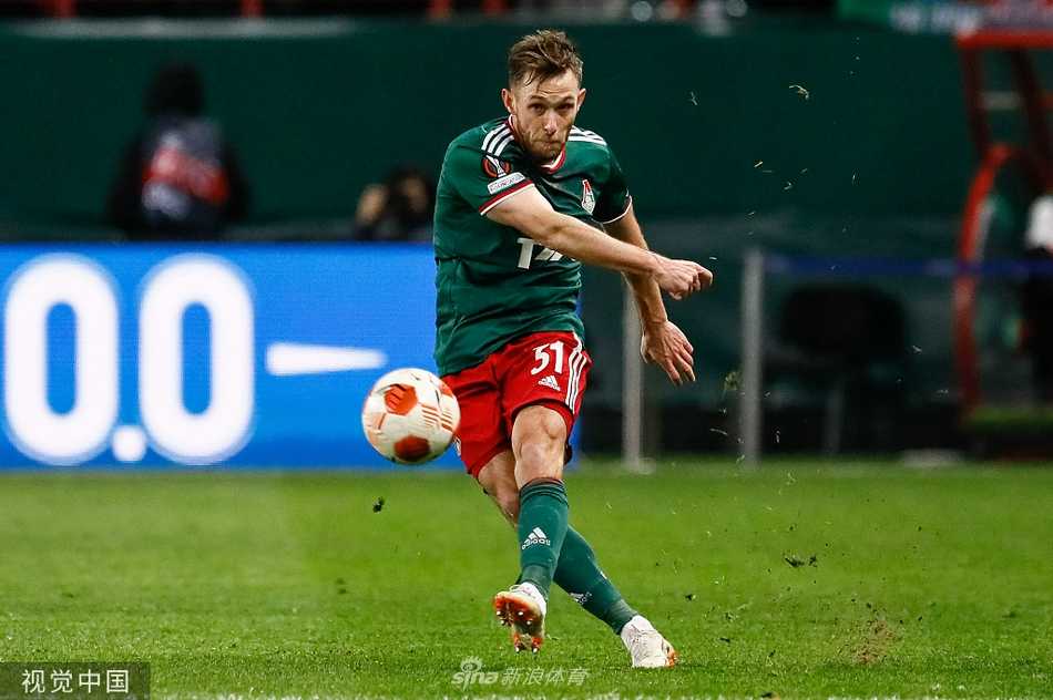 拉齐奥老将佩德罗重炮轰门瞬间，足球在空中划出美妙弧线飞向球门