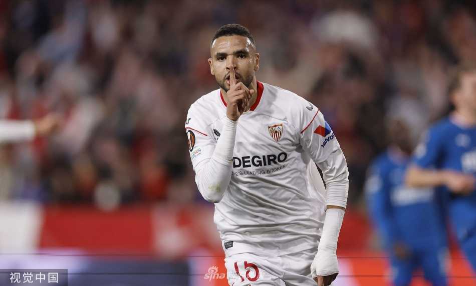 塞维利亚球员在角球进攻中高高跃起力压防守球员，头球猛力攻门，皮球轨迹直飞球门，门前气氛紧张到极点。