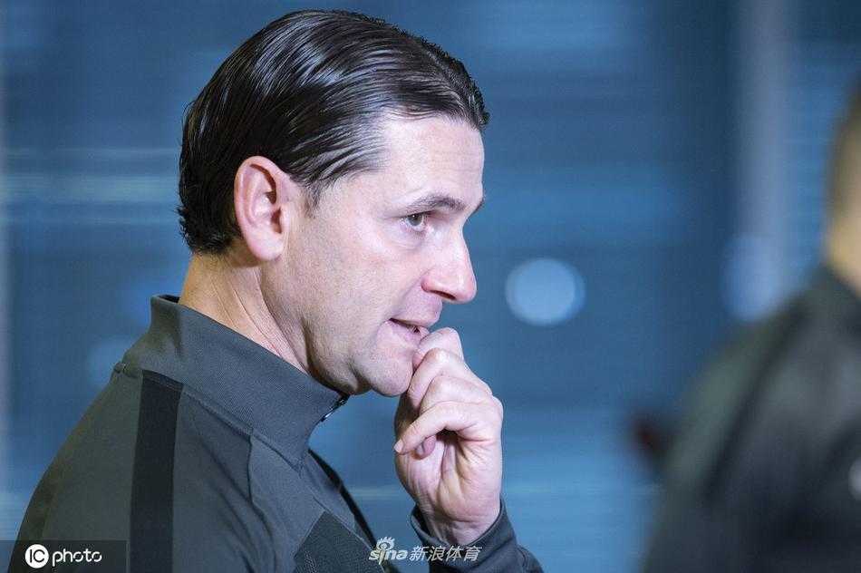 主教练塞瓦内神情专注地聆听记者提问，他深邃的目光中透露出对阵克卢日关键一战的坚定与审慎。
