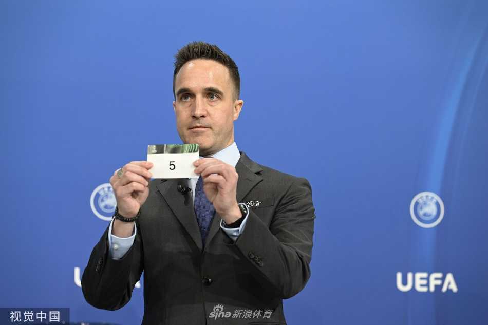 抽签仪式结束后，与会代表相互交流，背景是完整的欧联杯对阵表