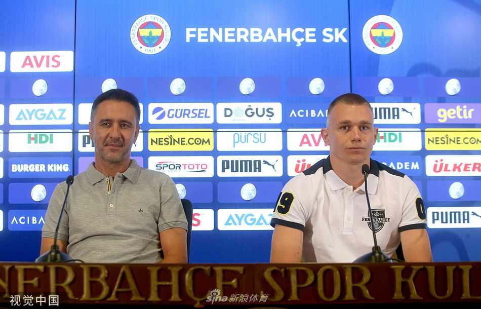 费内巴切主教练维托尔·佩雷拉在欧联杯附加赛赛前发布会上，面对记者的话筒和录音笔，神情专注而严肃。