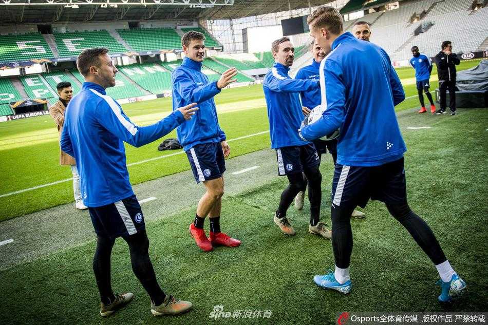 主教练索鲁普在新闻发布会上神情专注，向记者们阐述着球队的欧联杯战略目标