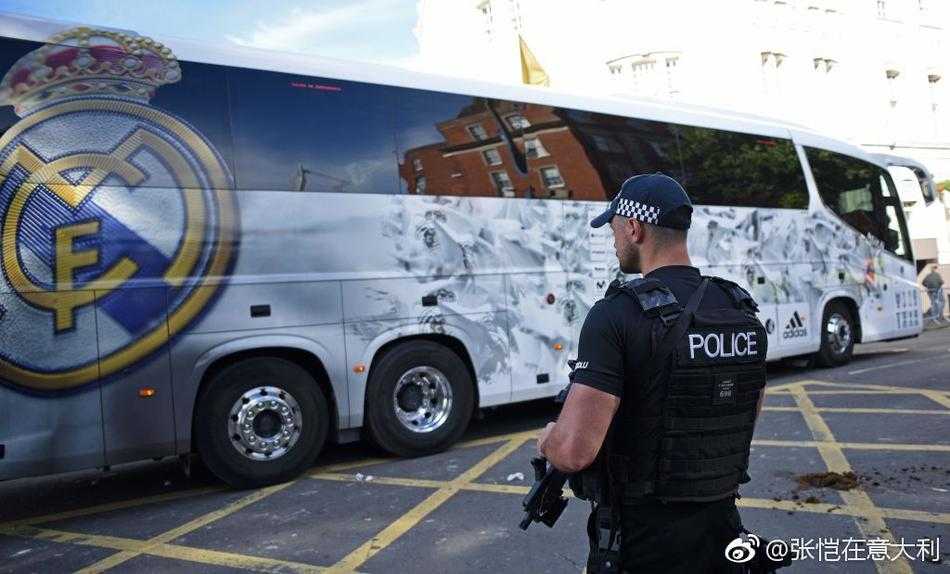 欧陆豪门大巴颜值大赏 谁是你的心头好? 皇家马德里纯白车身大巴,金色线条与队徽交相辉映,Hala Madrid字样彰显王者之气,优雅如移动的白色宫殿