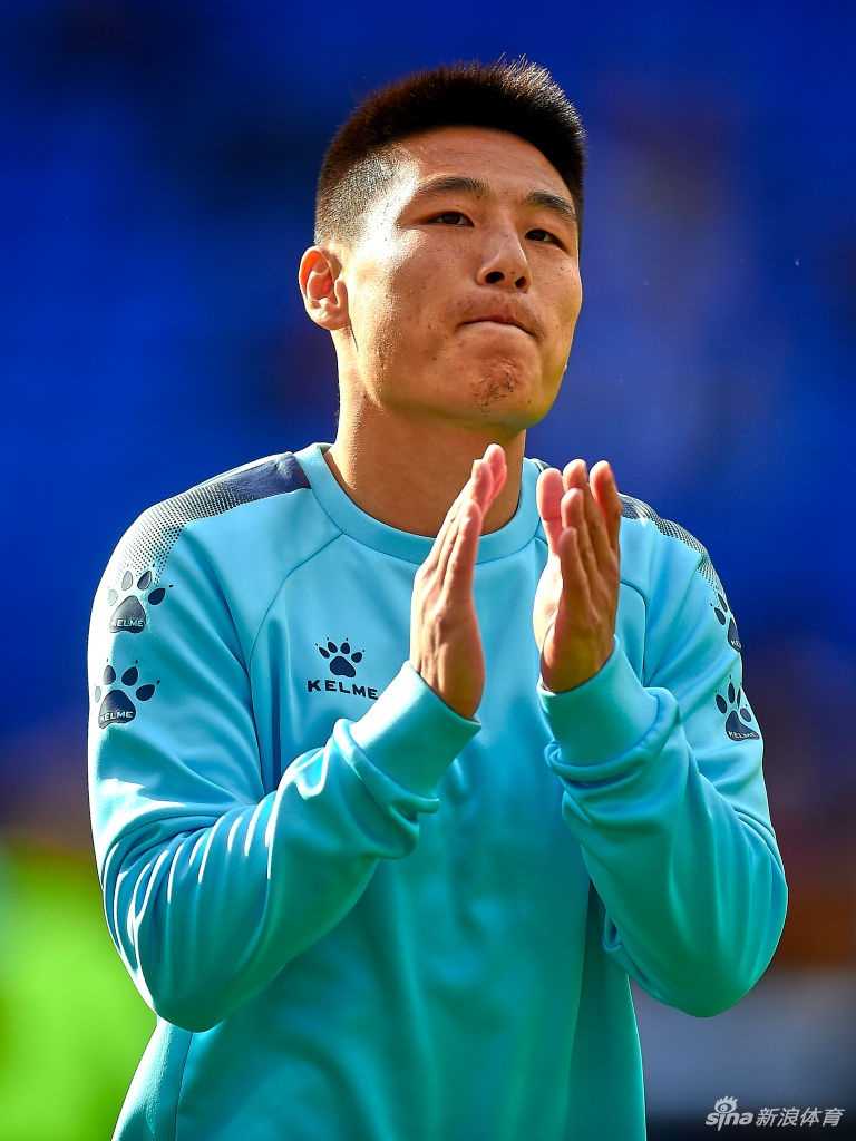 武磊在家中进行核心力量训练，即使无法外出也坚持锻炼保持职业球员的竞技状态