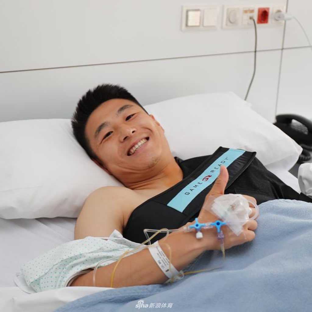 在Dexeus大学医院的手术台上，专家们正全神贯注地为武磊进行肩部韧带重建手术，这场持续数小时的手术不仅是对伤病的修复，更是对一段关于坚持与牺牲的故事，画上了圆满的句号。