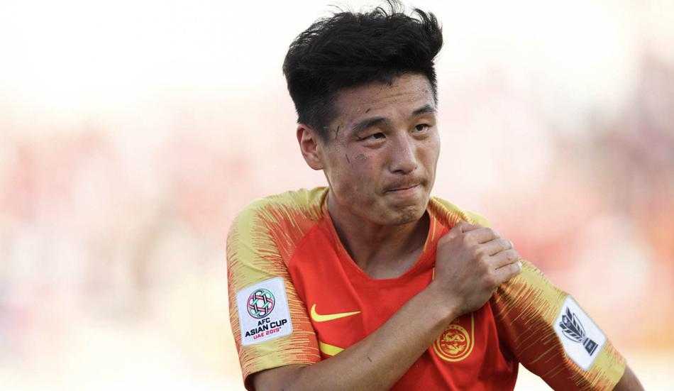 阳光洒在武磊的脸上，他在家中开始了第一阶段的物理康复训练。每一次拉伸，每一次轻微的活动，都是在向着重返赛场的终极目标前进。