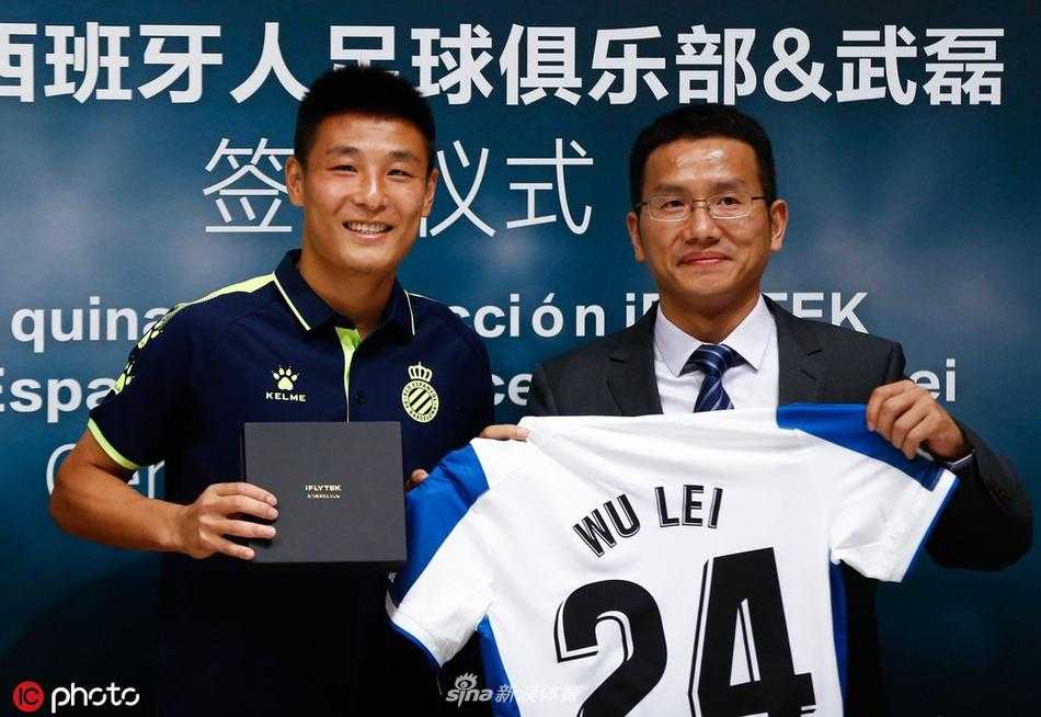 在西班牙人俱乐部的新闻发布会现场，武磊身着笔挺西装，微笑着从科大讯飞高管手中接过代言奖杯，背景板上的双语logo见证着这次中资俱乐部与中国科技企业的历史性携手。
