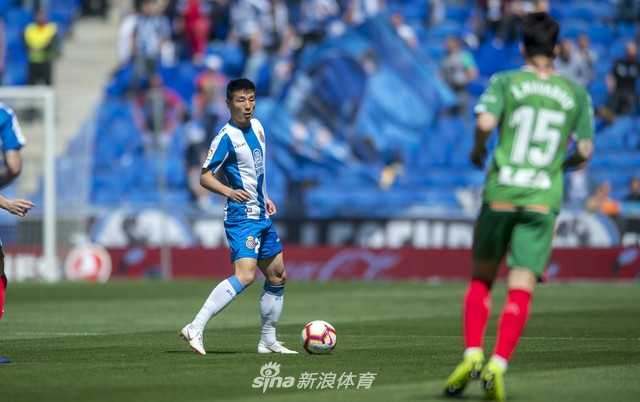 武磊在边路稳稳将球停下，面对来势汹汹的防守球员，他沉肩、抬头，观察着队友的跑位，这一刻他不仅仅是杀手，更是球队进攻的发起者。