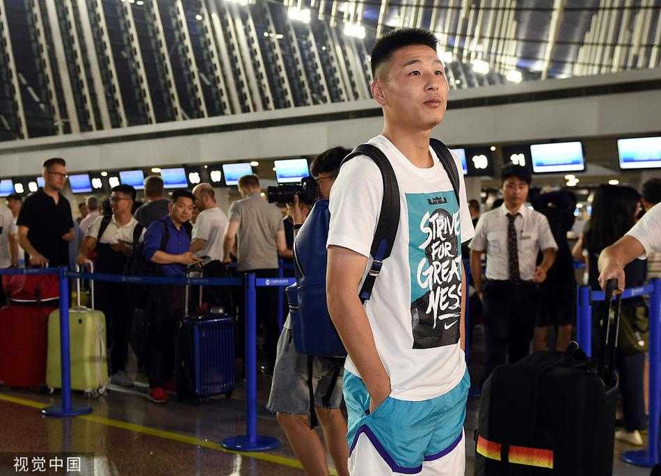 武磊携妻返西甲开启新程 留洋背后的爱与坚守 武磊推着满载行李的推车走在机场通道,妻子仲佳蓓紧随其后,手轻轻搭在行李箱上。两人的背影在玻璃幕墙的光影中显得坚定而和谐,仿佛无论前路多远,彼此就是最安心的港湾。