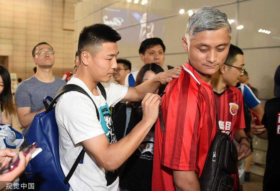 武磊携妻返西甲开启新程 留洋背后的爱与坚守 仲佳蓓身穿简约黑色上衣,推着行李箱走在机场,脸上带着浅浅的微笑。她的步伐轻盈而从容,眼神中透着一股坚韧的力量,仿佛在告诉所有人,无论面对什么困难,她都能撑起这个家的一片天。