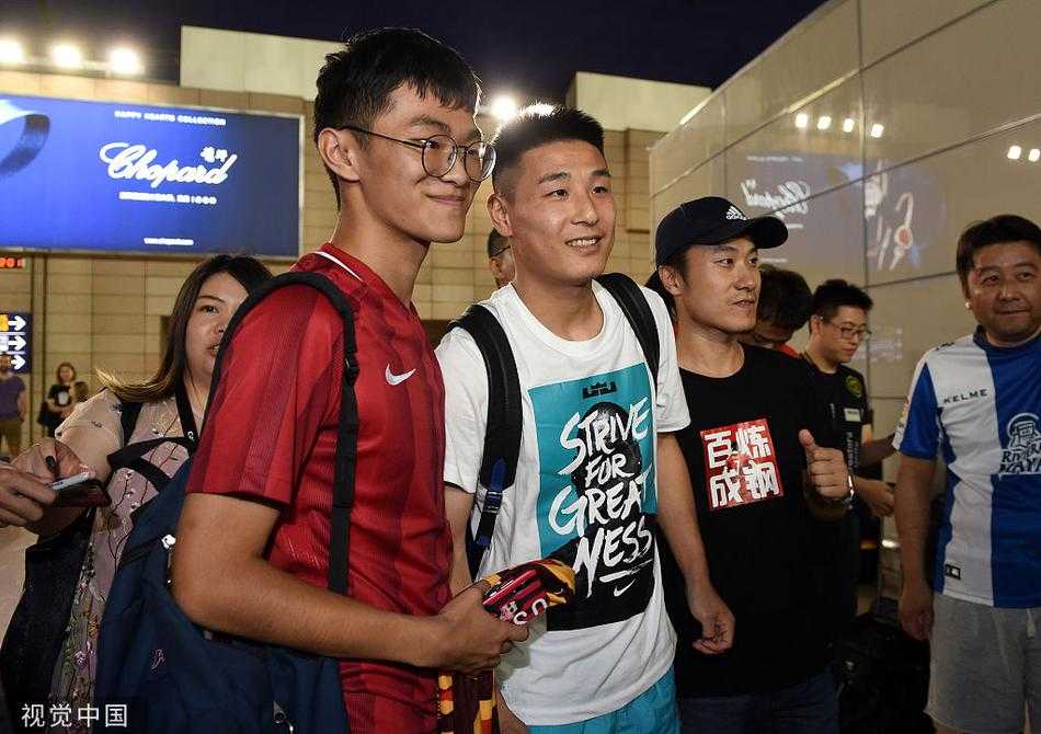 武磊携妻返西甲开启新程 留洋背后的爱与坚守 武磊身穿浅蓝色衬衫,手中拿着登机牌和护照,神情专注地核对信息。妻子站在他身侧,目光温柔地落在他身上。两人间的氛围安静而温暖,无声胜有声。
