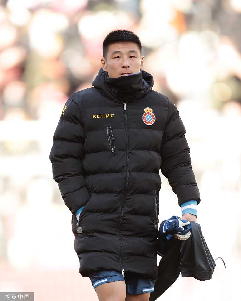 比赛开始前武磊露出温暖笑容，正在与场边的球迷亲切互动交流