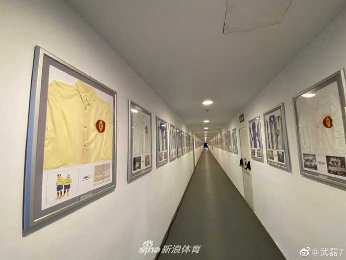 武磊手持西班牙人俱乐部120周年纪念围巾，脸上洋溢着自豪的笑容，他正以球队一员的身份见证着这历史性的一刻。