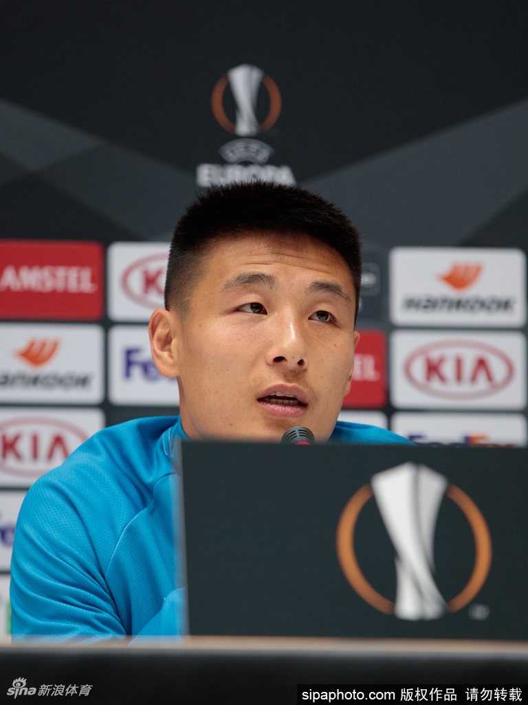 武磊在比赛中奋力冲刺，他身后扬起的一片草屑仿佛都在诉说着他对每一次机会的全力以赴。