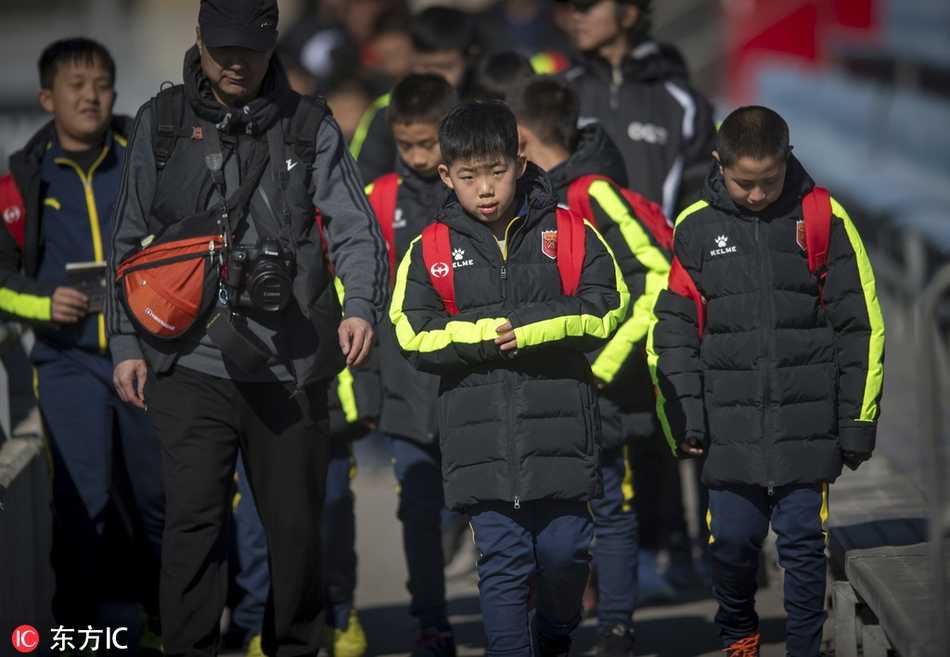 训练场围栏外，众多中国球迷踮起脚尖、高举手机，生怕错过武磊任何一个训练瞬间，热烈的气氛感染了在场的每一位工作人员。