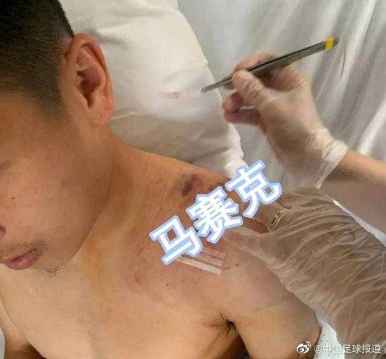 一张温馨的抓拍，武磊的一双儿女正在客厅里玩耍，墙上挂着孩子们的画作，这个小小的空间隔绝了屋外疫情的阴霾，充满了童真与希望。