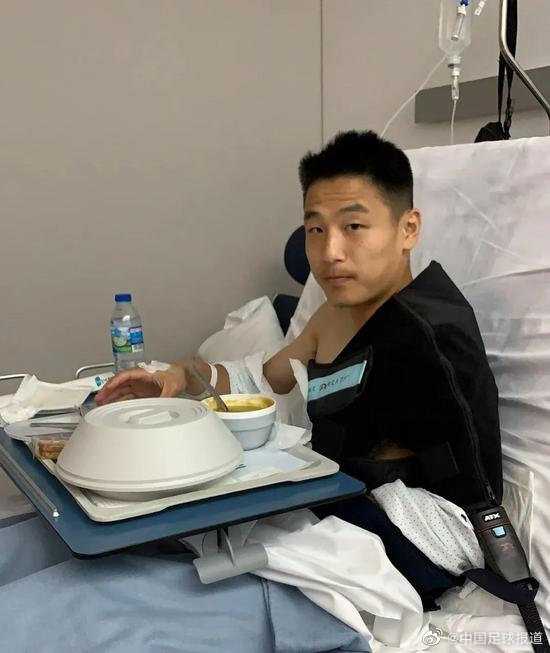 武磊正细心地给女儿梳头发，动作虽然略显生疏却充满了父爱，隔离在家的日子让他有更多时间陪伴孩子，记录下这些简单却珍贵的成长瞬间。