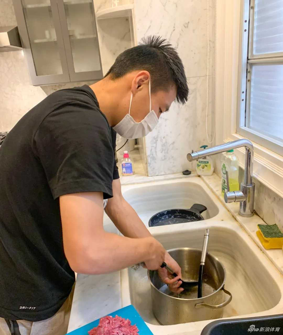 镜头前武磊的妻子仲佳蓓温婉地微笑，身穿简约的家居服，背景是他们在西班牙租住的温馨小屋，正是这位背后的女性，用柔弱的肩膀撑起了这个留洋家庭的一片天。