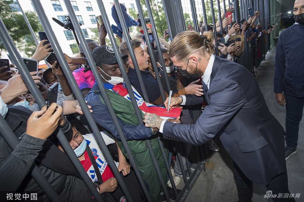聚光灯下，拉莫斯在巴黎圣日耳曼背景板前正式亮相。他手执4号球衣，神情庄重而充满力量，这一刻，宣告了巴黎一个新时代的开启。