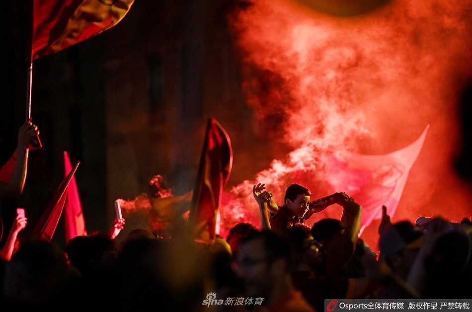 夜色中的街道被璀璨的烟花照亮，连绵的车流与人流仿佛一条发光的河流，庆祝活动达到沸点