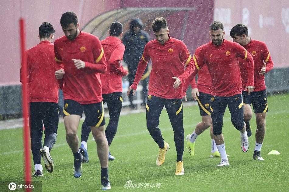 训练场的一角，教练组正通过战术板向球员们讲解跑位要点，整个团队为胜利而凝聚的严肃氛围感染着每个人