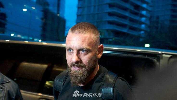 身穿博卡青年经典的黄蓝色球衣，德罗西在糖果盒球场内进行适应性训练，背景是球场标志性的墙壁和看台，画面极具感染力。