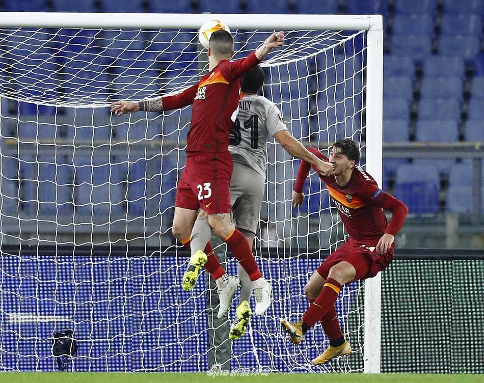 刚从上海申花回归的 Stephan El Shaarawy 在左路衔枚疾走，他如一道黑色的闪电，以一往无前的气势强行超车，硬生生挤开了两名矿工防守球员的夹击。