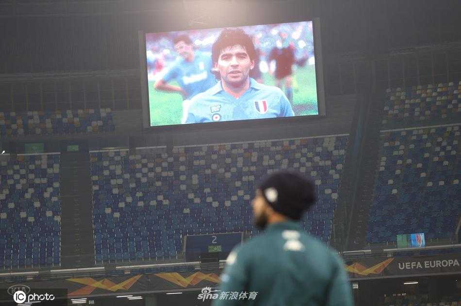 夜幕下的圣保罗球场灯光璀璨，巨大的屏幕上“Ciao Diego”（再见，迭戈）的字样与无尽的黑暗形成对比，仿佛是全城人民在用温柔的灯光，送别他们最伟大的孩子归去。