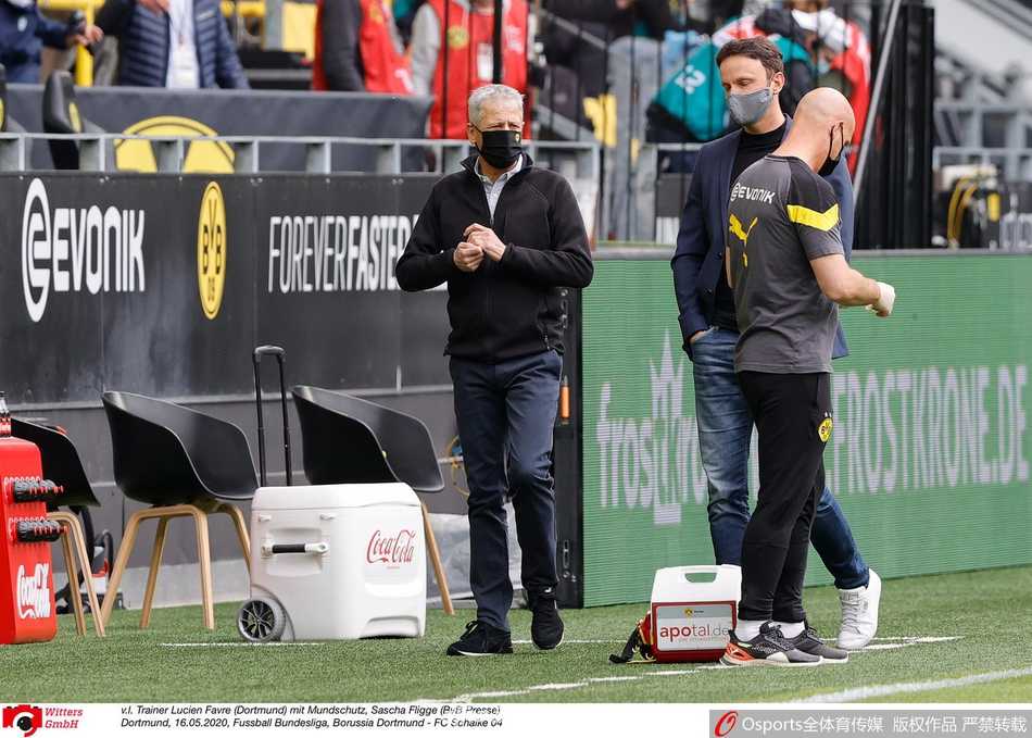 布兰特在边路送出传球后观察场上局势，他的跑动姿态轻盈，金发在球场的灯光下格外醒目