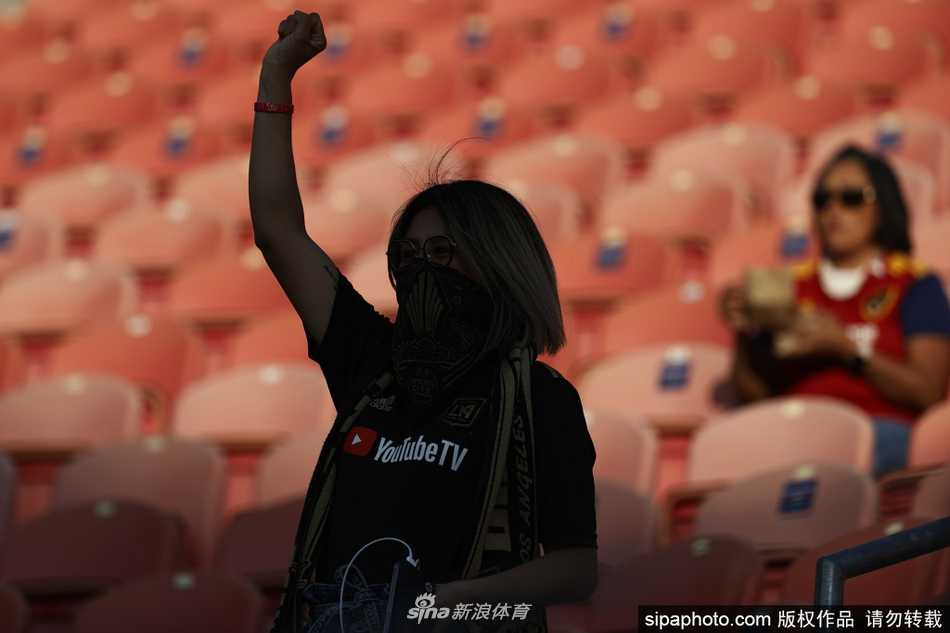 迈阿密国际与亚特兰大联的球员们在中圈附近紧紧围成一圈，他们肩并肩手挽手，低垂着头颅，用无声的姿态向外界传递着内心的悲痛与抗议的决心，整个体育场笼罩在一片庄严而肃穆的氛围中。