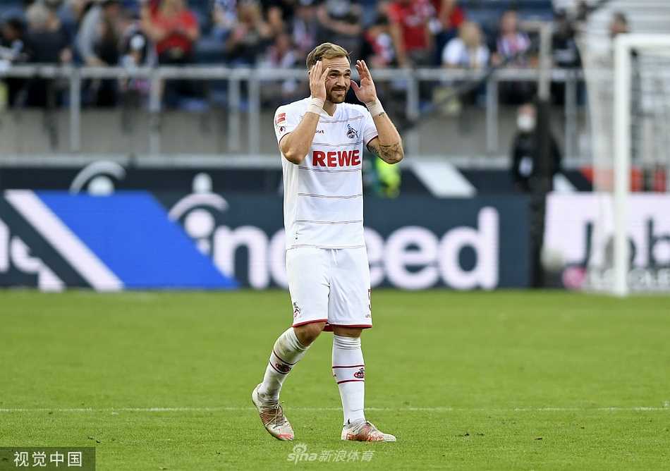 镰田大地带球转身，试图摆脱防守，他的登场为法兰克福前场注入了新活力