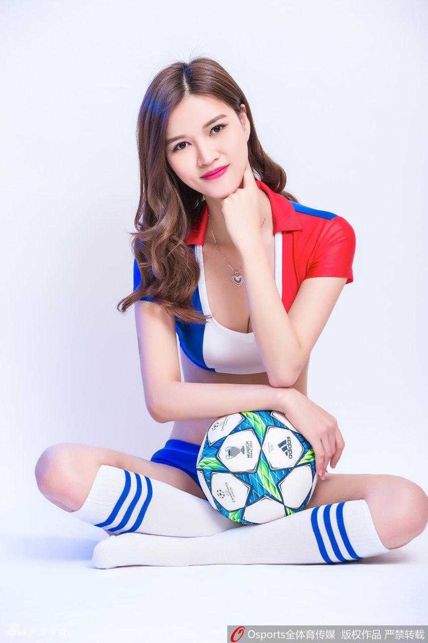 近距离特写镜头下，足球宝贝五官精致，法国队球衣清晰可见，她以沉默的姿态传递最有力的支持