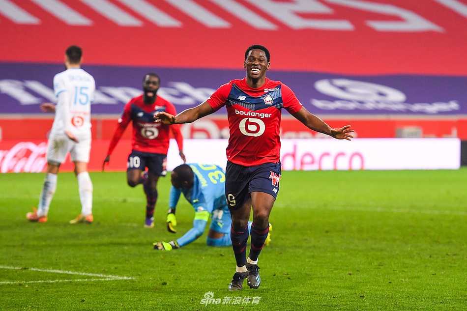 梅开二度的戴维被队友抛向天空，整个球场变成了欢乐的海洋，这场胜利是对他们全场不懈努力的最好回报。
