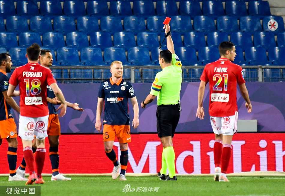 摩纳哥前锋本耶德尔破门瞬间，他张开双臂肆意奔跑在主场草皮上，身后的看台上球迷挥舞着旗帜，庆祝这粒关键的领先进球